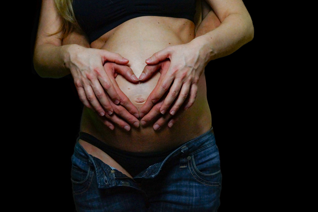 Babybauchshooting Babybauch Schwangerschaftsfotos MaternityPhotography MaternityShoot MomToBe PregnancyGlow BabyBump WunderImBauch MaternityStyle